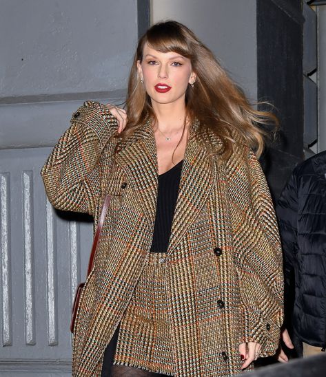 Taylor Swift Has Officially Brought Back Side Bangs Bangs Taylor Swift, Taylor Swift Bangs, Casual Bun, Taylor Swift Street Style, Nyc Night, Blonde Cat, Keke Palmer, Single Breasted Coat, Romantic Weekend