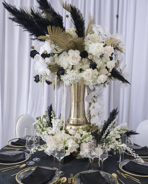 Roaring 20s Flowers, Great Gatsby Table Centerpieces, Great Gatsby Flower Arrangements, Great Gatsby Centerpiece Ideas, Black And Gold Theme, 50th Anniversary Party, Great Gatsby Party, Hollywood Party, Birthday Brunch