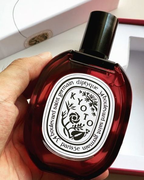 Perfume Bottle Ideas, Japanese Perfume, Effective Notes, Diptyque Perfume, Gothic Academia, Diptyque Paris, Perfume Collection Fragrance, Rose Perfume, The Perfume