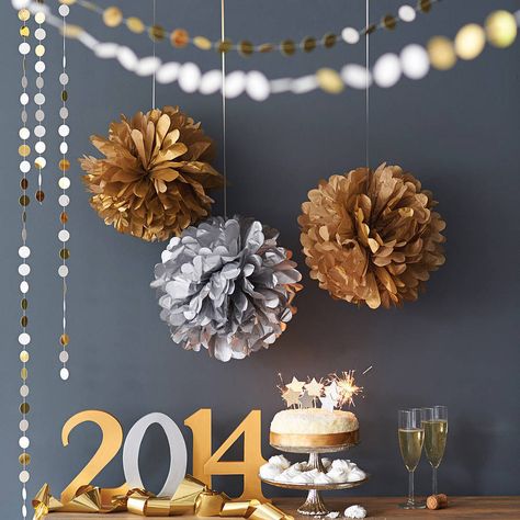 25 DIY Coolest NYE Ideas (New Year Eve Projects) Wedding Pom Poms, Pom Pom Decorations, Gratis Printables, New Year's Eve Celebrations, Nye Party, New Years Eve Decorations, New Year Decor, New Years Decorations, Eve Parties