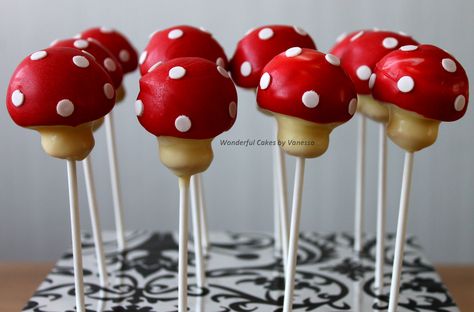 Mushroom Cakepops for the cookie table Mushroom Chocolate Covered Strawberries, Mushroom Cakepops, Mushroom Cake Pops, Toadstool Cake, Butterfly Quince, Enchanted Birthday, Mushroom Cupcakes, Mushroom Party, Mushroom Cake