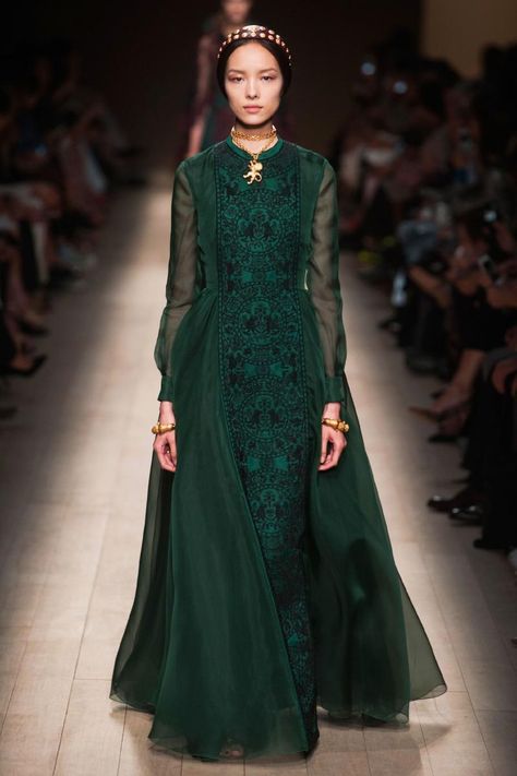 Valentino Spring 2014 - http://www.valentino.com/en/collections/ready-to-wear/ Byzantine Fashion, Fashion Week Spring 2014, Dream Outfits, Green Gown, Fashion Runway, Fantasy Fashion, Mode Inspiration, Beautiful Gowns, Fashion History