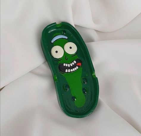 Pickle Rick Ashtray, Rick And Morty Ashtray, Pickle Rick Clay, Ash Tray Clay, Diy Ashtray, Easy Clay Sculptures, Pickle Rick, Diy Air Dry Clay, Sculpture Art Clay