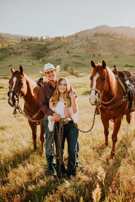 Couple Horse Photography, Shooting Photo Couple, Country Couple Photos, Mountain Proposal, Western Engagement Photos, Country Couple Pictures, Cute Country Couples, Western Engagement, Western Photo