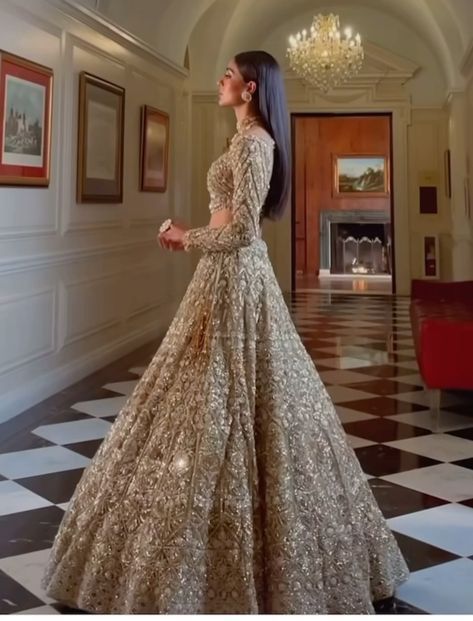 Gold Reception Lengha, Indian Western Wedding Dress, Reception Dress Ideas Indian, Gold Reception Lehenga, Indian Bride Reception Look, Reception Outfit For Bride Indian, Gold Lehenga Bridal, North Indian Bride, Gold Lengha