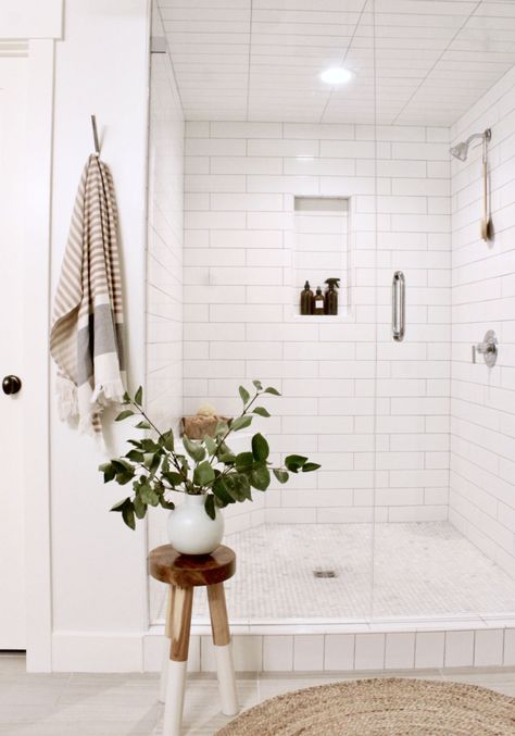 White Tiled Bathroom, Vibe Bathroom, White Tile Shower, Tiled Bathroom, Subway Tile Showers, Subway Tiles Bathroom, White Bathroom Tiles, Tiled Shower, Bad Inspiration