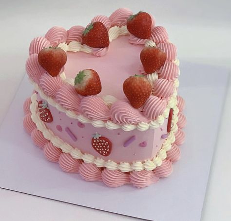 Strawberry Shortcake Birthday Cake, Heart Birthday Cake, Strawberry Birthday Cake, Shortcake Cake, Strawberry Shortcake Birthday, Strawberry Shortcake Cake, Vintage Birthday Cakes, Pinterest Cake, Pink Birthday Cakes