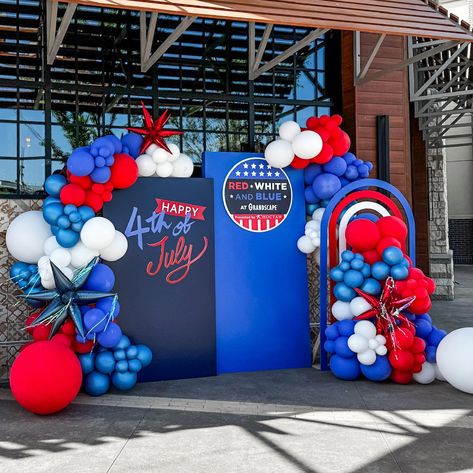 Creating the perfect July 4th celebration with custom backdrops and a fun balloon garland in patriotic colors to celebrate Independence Day! 🇺🇸🎈✨ Patriotic Balloon Arch, Captain America Birthday Party, Captain America Birthday, Usa Party, America Birthday, Custom Backdrops, School Decor, Birthday Balloon Decorations, Custom Backdrop