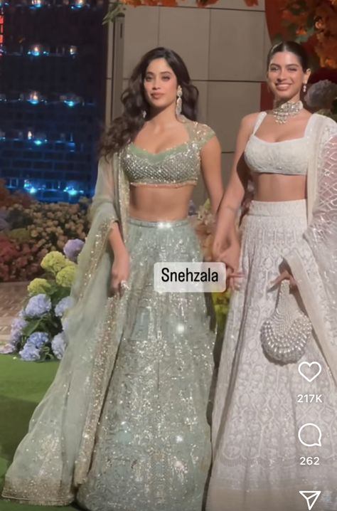 Indian Wedding Sangeet Outfit, Simple Reception Lehenga, Modern Indian Lehenga, Cocktail Lehenga Outfit, Lengha 2023, Bridesmaid Engagement Outfit, Lenghas For Wedding Guests, White Indian Lehenga, Sarees For Sangeet