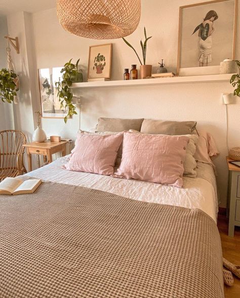 Clean Guest Bedroom Ideas, Green Brown Pink Aesthetic Room, Pink And Tan Bedroom, Cozy Clean Room, Earthy Pink Bedroom, Green And Pink Bedding, Easy Bedroom Ideas, Minimalist Boho Bedrooms, Colourful Bedroom