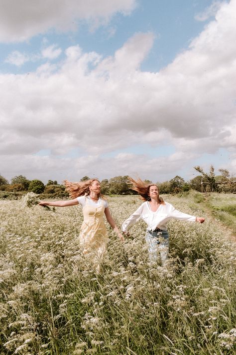 Flower Field With Friends, Friends In A Field, Spring Friend Photoshoot, Flower Field Photoshoot Friends, Best Friend Field Photoshoot, Field Photoshoot Friends, Era Victoria, Sister Photography, Friendship Photoshoot