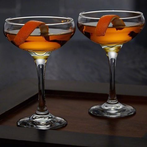 Casablanca Cocktail, Types Of Cocktail Glasses, Halloween Restaurant, Alcohol Accessories, Couple Glasses, Rocks Glasses Whiskey, Best Gin, Gin Glasses, Bar Exam