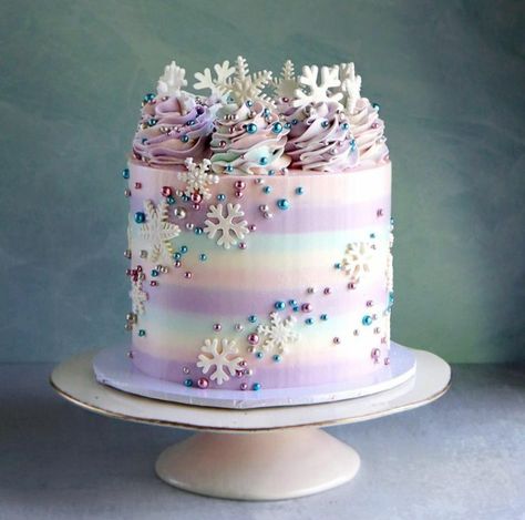 Winter Birthday Desserts, Frozen Cake Ideas Birthdays, Snow Cake Winter, Simple Frozen Theme Cake, Frozen Cake Birthday, Elsa Cake Ideas, Winter Cake Designs, Winter Birthday Cake Ideas, Modern Christmas Cake