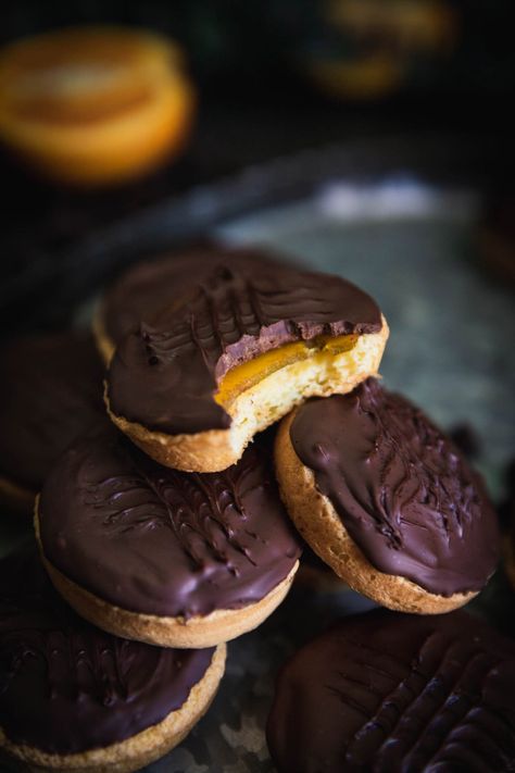 Sponge cake topped with orange jelly and semi-sweet chocolate! I fell in love with Jaffa Cakes while watching the Great British Baking Show and developed equivalent american measurements! Jaffa Cake Recipe, British Baking Show Recipes, British Bake Off Recipes, Jaffa Cakes, Rodjendanske Torte, British Biscuits, Bake Off Recipes, Orange Jelly, Jaffa Cake