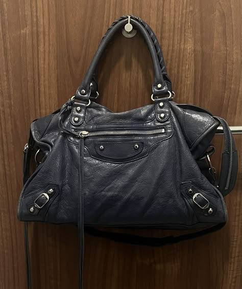 Balenciaga city bag navy blue - bag inspo, designer bag, secondhand bags Vintage Designer Pieces, Navy Blue Designer Bag, Vintage Bag Aesthetic, Balenciaga Bag Outfit, Scandinavian Clothes, Shoulder Bags Outfit, Navy Handbag, Navy Blue Bag, Navy Bag