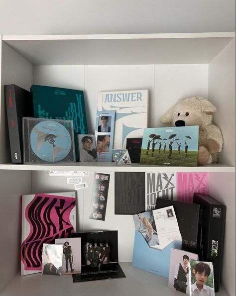 Kpop Desk Minimalist, Kpop Room Aesthetic Desk, Bedroom Ideas Kpop Aesthetic, Straykids Bedroom, Kpop Album Display, Straykids Room Decor, Bedroom Ideas Kpop, Skz Room Ideas, Kpop Essentials