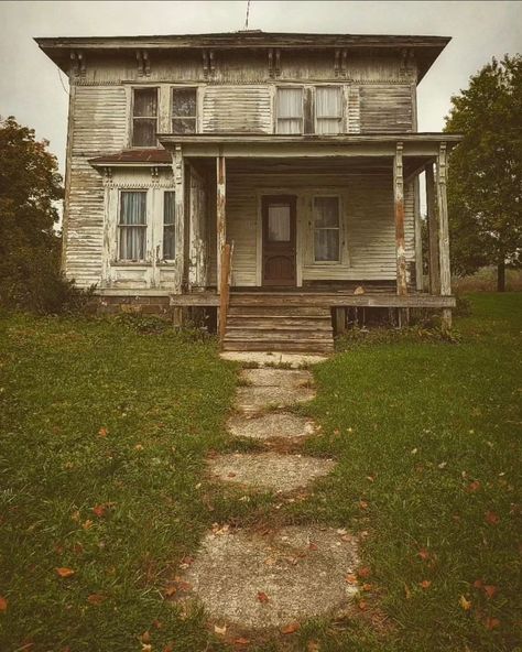 House In Rain, Haunted House Project, Abandoned Farmhouse, Deserted Places, Usa House, State Of Decay, Abandoned Property, Old Abandoned Houses, Draw Reference