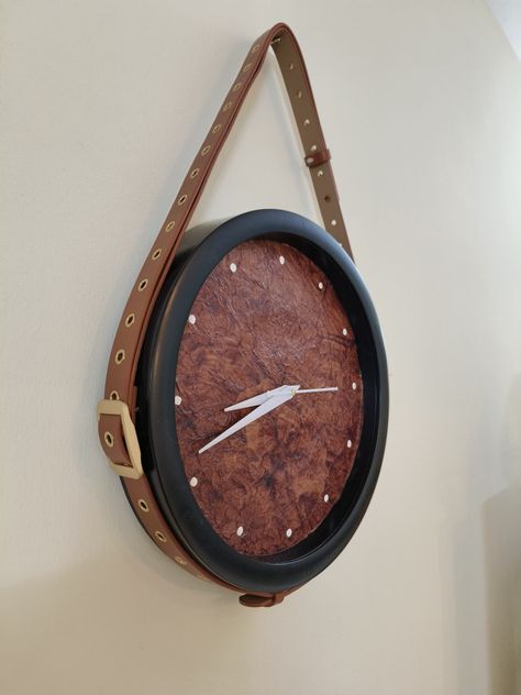 Leather belt wall clock. Revamp old wall clock with a twist Diy Wall Watch, Handmade Wall Clocks Bedroom, Handmade Wall Clocks Kitchen, Leather Clock Wall, Upcycled Clock Case, Diy Wall Clock, Best Out Of Waste, Old Wall, Diy Home Decor