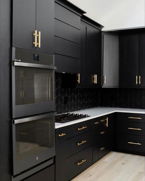 Designer Appliances on Instagram: "The all-black kitchen trend is still going strong to this day! 🖤 This minimalist design is achieved with shiny black cabinets, backsplashes, and appliances. For a more modern and clean take, a built-in oven and gas cooktop sits nicely, leaving plenty of storage space. 👌 Appliances: @geappliances Design: @dbh_design 📸: @gcalebjones #designerappliances #dainspired #kitchendesign #kitchensofinstagram #luxurykitchen #currentdesignsituation #interior123 #kitchenr Kitchen Cabinets White Countertops, Black Kitchen Cabinets White Countertops, Kitchen Desighn, Black And Wood Kitchen Cabinets, Gold Kitchen Hardware, All Black Kitchen, Minimalist Kitchen Cabinets, Kitchen Cabinets White, Black Kitchen Cabinet