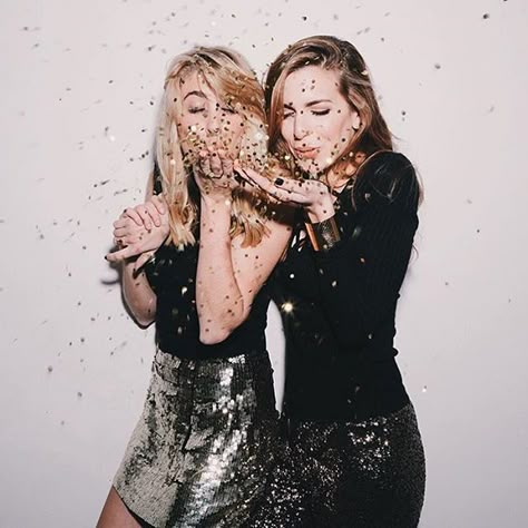 Nichole Ciotti and Jen Kay NYE New Year Photoshoot, Birthday Party At Home, 사진 촬영 포즈, Party Pictures, Adult Birthday Party, Birthday Photography, Party Photography, Photo Blog, Birthday Pictures