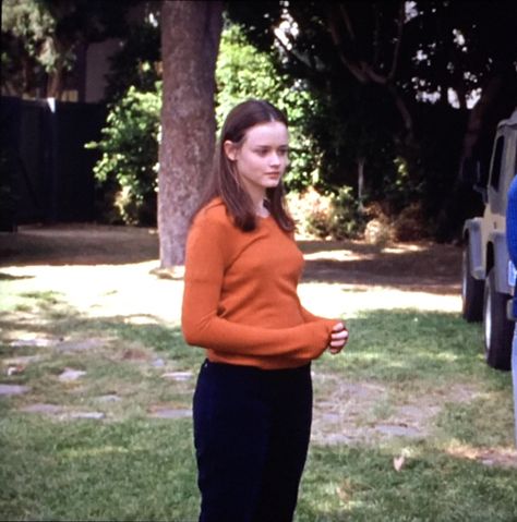 Rory Gilmore Pants, Gilmore Girls Lane, Gilmore Outfits, Celeb Outfits, Gilmore Girls Outfits, Gilmore Girls Seasons, Alexis Bledel, Lorelai Gilmore, Presents For Girls