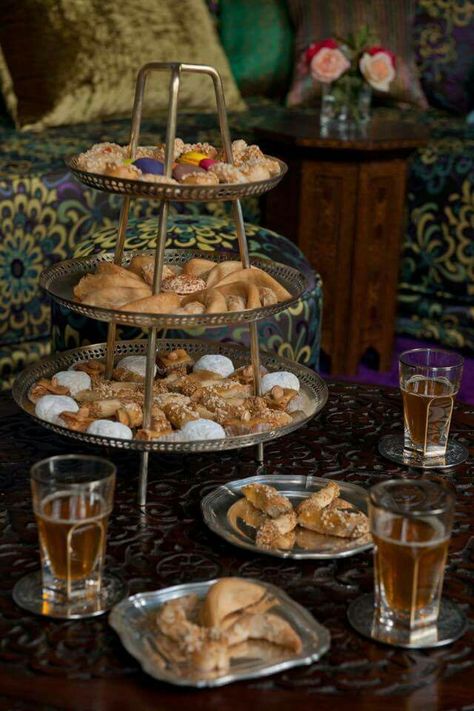 Moroccan Dinner Party, Moroccan Sweets, Moroccan Desserts, Moroccan Plates, Tea Time Table, Moroccan Restaurant, Feasting Table, Moroccan Aesthetic, Moroccan Tea