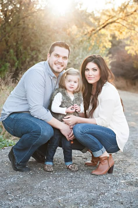 Family Photos // One of my favorite blogs // Allen & Co. Fall Family Pics, Outdoor Pics, Fall Family Portraits, Family Pic Ideas, Family Portrait Poses, Family Christmas Pictures, Family Picture Poses, Fall Family Pictures, Family Photo Pose