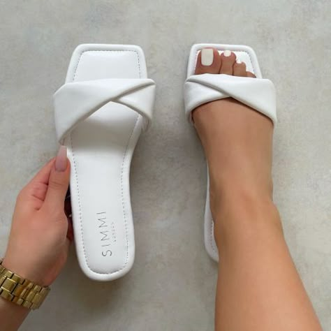 White Sandles Women, Trendy Flats For Women, White Sandals Flat, White Flat Sandals, Trendy Slippers, Casual Slides, Fancy Flats, Trendy Heels, Toe Slippers