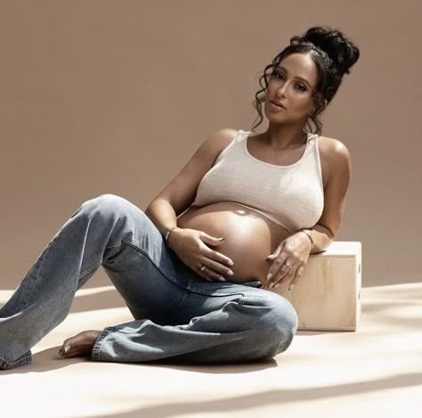 Jean Maternity Photos, Maternity Photography In Jeans, Maternity Photo Shoot Ideas Denim, Sporty Maternity Photoshoot, Maternity Photo Shoot Ideas Black Women Jeans, Maternity Shoot With Jeans, Maternity Denim Photoshoot, Maternity Photography Denim, Jean Maternity Shoot Outside