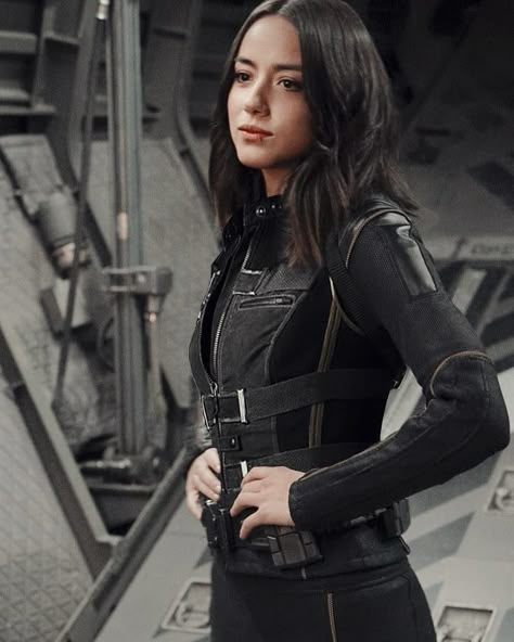 Agents Of Shield Costume, Agent Of Shield Outfit, Shield Agent Outfit, Black Widow Inspired Outfits, Spy Woman, Kate Richards, Spy Outfit, Chloe Bennett, Spy Girl