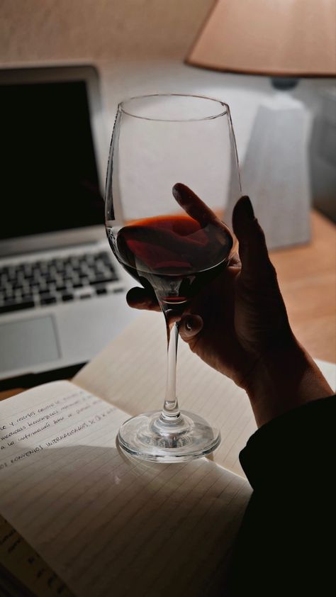 Wine Photography Aesthetic, Wine Inspo Photos, Wine Night Aesthetic, Vino Aesthetic, Wine Magazine, Woman Wine, Glass Of Wine, Instagram Creative, Ideas For Instagram Photos