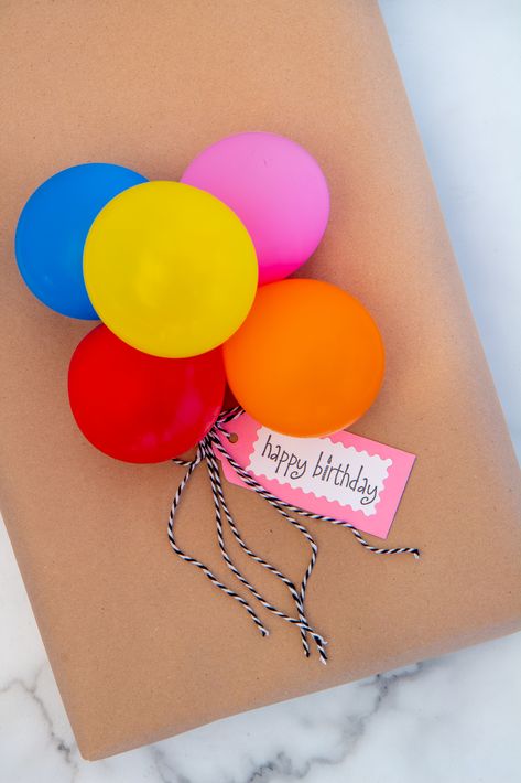 1st Birthday Gift Wrapping Ideas, Diy Birthday Wrapping Paper, Baby Gift Wrapping Ideas, Birthday Wrapping Ideas, Cute Gift Wrapping Ideas, Gift Wrap Ideas, Birthday Gift Wrap, Anniversaire Diy, Gift Wrapping Techniques