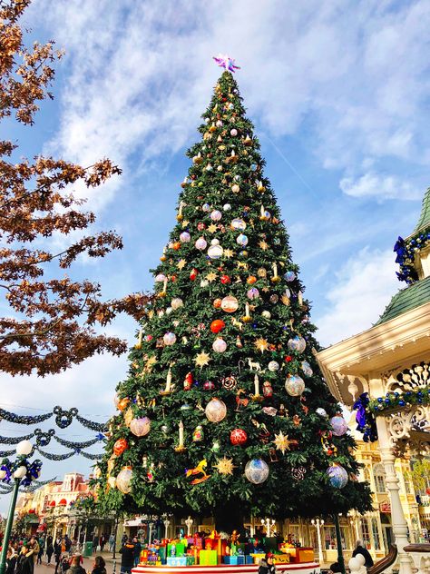 Vente privée Disneyland Paris Noël 2019 - Les bons plans de Naima Disneyland Winter, Noel Aesthetic, Theme Park Aesthetic, Christmas At Disney World, Aesthetic Heaven, Paris At Christmas, Book Reels, Xmas Display, Christmas At Disney