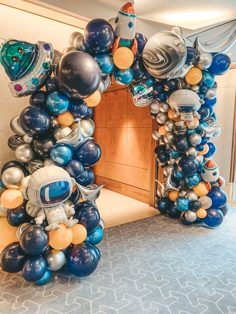 Universe Party Decorations, Birthday Party Astronaut, Space Theme Balloon Decor, Et Party Theme, Out If This World Theme, Outer Space Decorations Party Ideas, Astronaut Party Decoration, Universe Birthday Theme, Out Of This World Theme Party