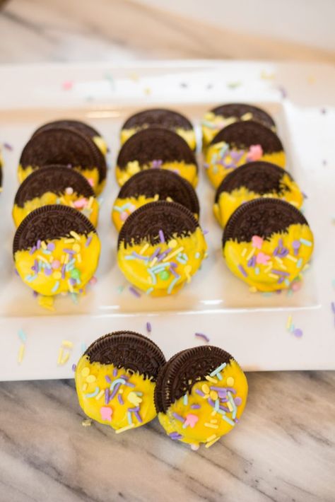 Easter Dipped Oreos, Easter Dips, Easter Oreos, Candy Wafers, Oreo Cookies Dipped, Kids Tea Party, Dipped Oreos, Spring Cookies, Sprinkle Cookies