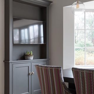 The cabinetry surround for the television at the Maldon project is painted in our Top Hat colour - a beautiful graphite that helps disguise the big black box in the room. #humphreymunsonkitchens | 📸 @paullmcraig Luxury Contemporary Kitchen, Contemporary Kitchen Design Ideas, Contemporary Kitchen Designs, Humphrey Munson, Kitchen Tv, Tv In Kitchen, Tv Cabinet Design, Handmade Kitchen, Cabinetry Design