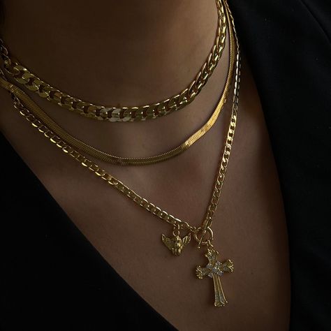 She's An Angel Necklace– EVRYJEWELS Stacked Necklaces Black Women, Gold Vintage Jewelry Aesthetic, Jewelry Stacks Gold, Jewlary Pic Gold, Gold Stacked Jewelry, Gold Jewellery Stack, Layered Gold Necklaces Aesthetic, How To Stack Necklaces, Stacked Jewelry Necklaces