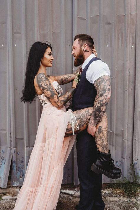 Pop Punk Wedding Ideas, Tatooed Brides, Edgy Bride, Dark Wedding Theme, Edgy Wedding, Unconventional Wedding, Goth Wedding, Dark Wedding, Be Pretty