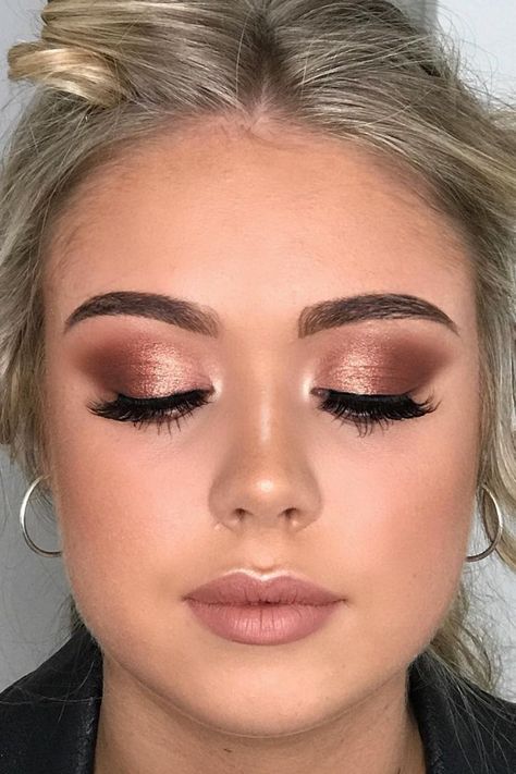 Formal Rose Gold Makeup Rose Gold Hoco Makeup, Makeup With Rose Gold Dress, Make Up For Rose Gold Outfit, Makeup For Rose Gold Dress, Rosegold Eyemakeup, Gold And Pink Makeup, Year 12 Formal, Maquillage Goth, Bronze Makeup Look