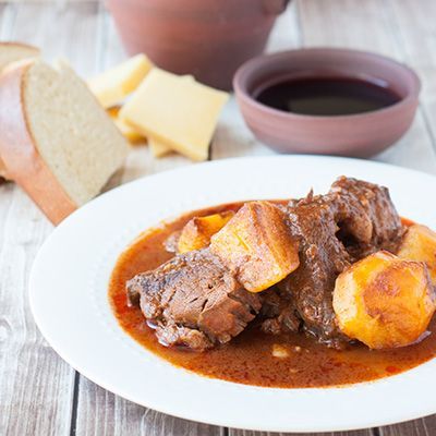 Azores beef stew Portuguese Stew, Azorean Recipes, Beef Stew With Potatoes, Stew With Potatoes, Beef And Potato Stew, Portuguese Style, Meat And Potatoes, Portuguese Cuisine, Portuguese Food