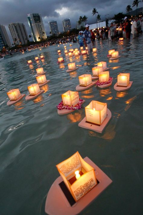 annual lantern floating ceremony, Honolulu Hawaii 2012 Floating Lanterns Proposal, Floating Lanterns Couple, Floating Water Lanterns, Floating Paper Lanterns, Floating Lanterns Thailand, Thailand Lantern Festival Floating Lights, Floating Candle Water Beacs, Ala Moana Beach, Candle Lit Ceremony