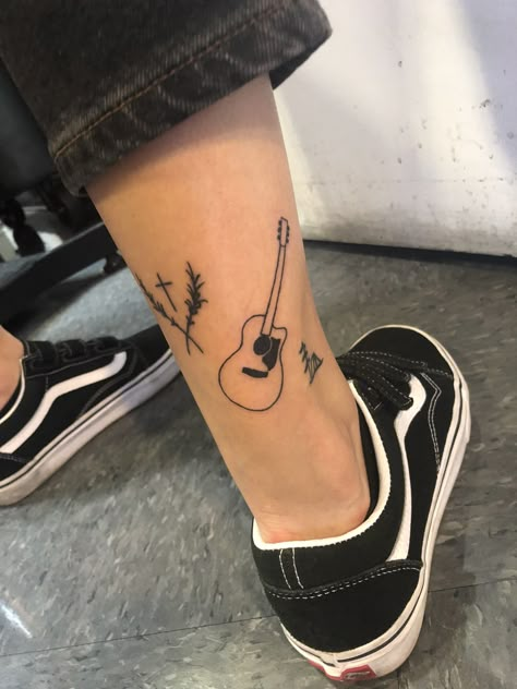 Minimalist Guitar Tattoo, Simple Guitar Tattoo, Small Guitar Tattoo, Guitar Tattoo Ideas, Tattoo Guitar, Guitar Tattoos, Simple Guitar, Tato Tradisional, Guitar Tattoo Design