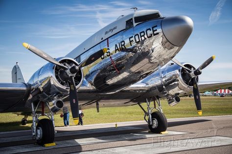 Photo of Douglas DC-3 ✈ FlightAware Dc3 Airplane, Douglas Dc3, Aircraft Images, Douglas Aircraft, Airplane Photography, Wwii Fighters, Passenger Aircraft, Vintage Planes, Aircraft Photos