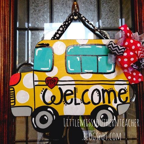 Cute Back to School Bus Door Hanger!  Made by LittleMissSouthernTeacher LittleMissSouthernTeacher.blogspot.com Pencil Door Hanger, Teacher Door Hangers, Yellow School Bus, Burlap Door Hangers, Teacher Doors, School Doors, Hanger Decor, Woodworking For Kids, Woodworking Joints