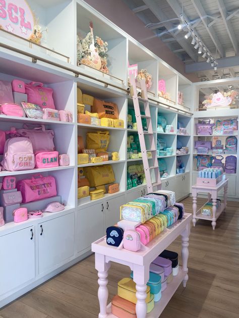 Kawaii Store Interior, Small Store Ideas, Boutique Decor Ideas Retail Store Design, Small Retail Store Design, Stationery Store Design, Gift Shop Interiors, Store Shelves Design, Cute Store, Store Design Boutique