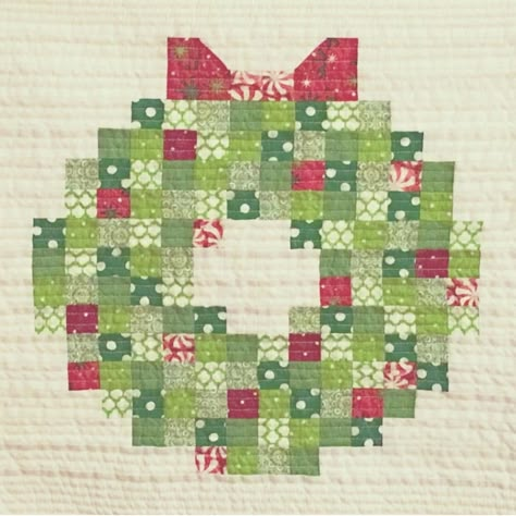 Christmas Wreath Quilt Wall Hanging, Christmas Wreath Quilt Pattern, Christmas Quilt Blocks Free Pattern, Christmas Wreath Quilt, Quilt Wreath, Wreath Quilt Pattern, Small Quilting Projects, Wreath Quilt, Pixel Quilting