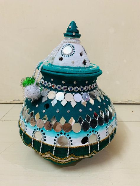 Navratri Garba Pot Decoration, Matki Decoration Ideas For Navratri, Garba Matki Decoration, Matli Decoration For Navratri, Garba Design Pot, Matka Decoration Pots Wedding, Mataka Art, Garba Decoration Ideas, Unique Aarti Thali Decoration Ideas