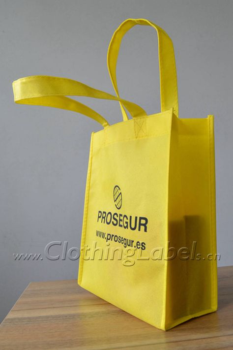 We produce custom non-woven bags printed with logo for packaging goods and fashion brands. #Non-wovenBags #HeatSealNon-wovenBags #SewingNon-wovenBags. Non Woven Bag Design Ideas, Non Woven Bag Design, Bags Shoot, Fabric Bag Design, Shopping Bag Design, Canvas Bag Design, Non Woven Fabric, Juice Packaging, Shirt Packaging