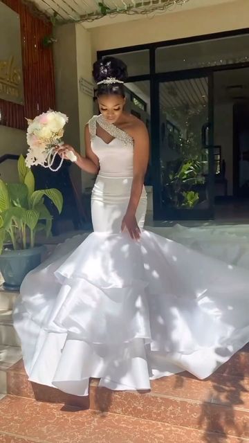 TOP WEDDING AND LIFESTYLE PAGE on Instagram: "Beautiful🌸🌸🌸🌸 👗@hellentouches" Church Wedding Dress, 2024 Bride, African Bridal Dress, Dream Gown, Custom Made Dress, Bride And Groom Outfit, Classy Wedding Dress, Stylish Wedding Dresses, Amazing Wedding Dress