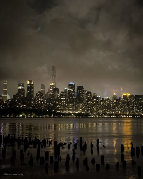 Experience the magic of New York City’s night skyline! 🌃 The glittering lights against the dark sky create an unforgettable cinematic view that’s pure #NYC. From the iconic skyscrapers to the bustling streets below, this city never sleeps and neither does its breathtaking beauty. __________ #NewYorkCity #NightSkyline #CityThatNeverSleeps #ExploreNYC New York Background, Dark New York, Night Sky City, Night City Photography, Night Cities, Skyline Aesthetic, Cities At Night, City Skyline Night, New York At Night